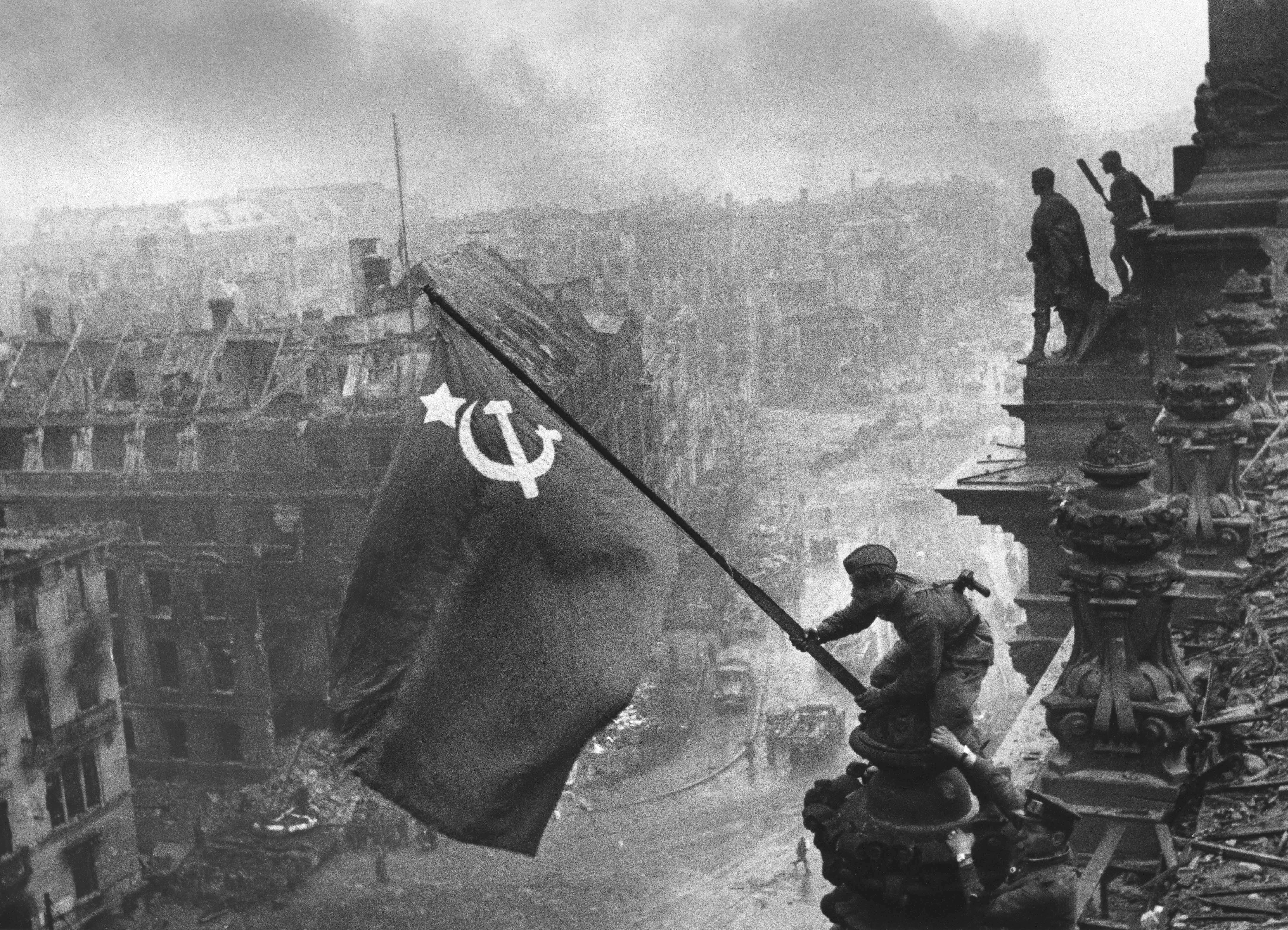 Знамя Победы над Рейхстагом — 2 мая 1945 года, фотография Е. Халдея